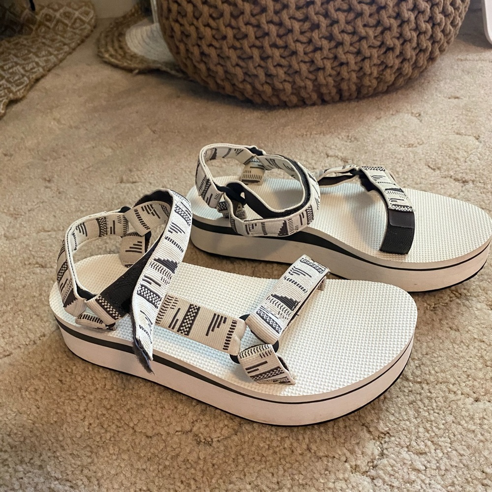Women’s size 9 white and gray platform Teva sandals lightly worn